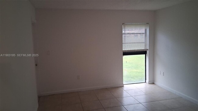 Photo - 650 NE 149th St Unidad 106F