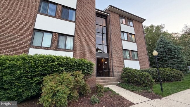 Building Photo - 1407 Northgate Square Unit 2C