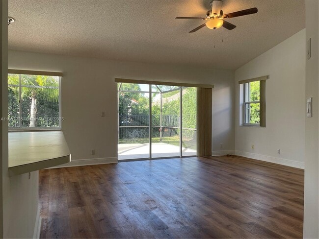 Photo - 785 Heron Rd