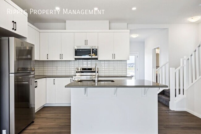 Photo - FANTASTIC 4 BEDS/ 2.5 BATHS HOUSE WITH BASEMENT!