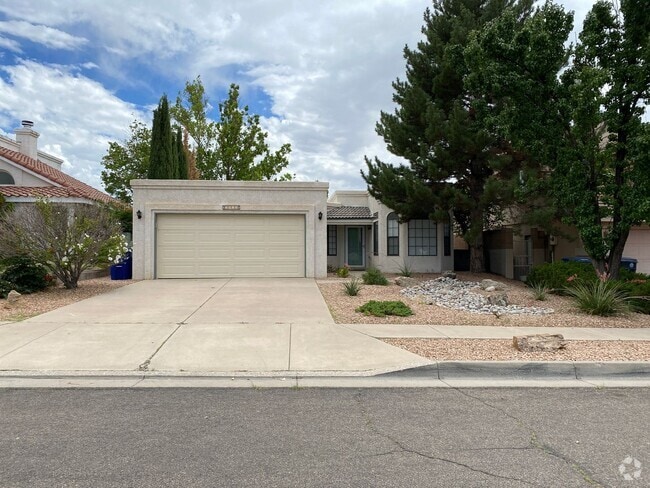 Building Photo - Location, location!  Updated 3 Br, 2 Bath ... Rental