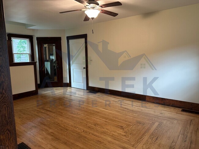 Photo - 11900 Market St