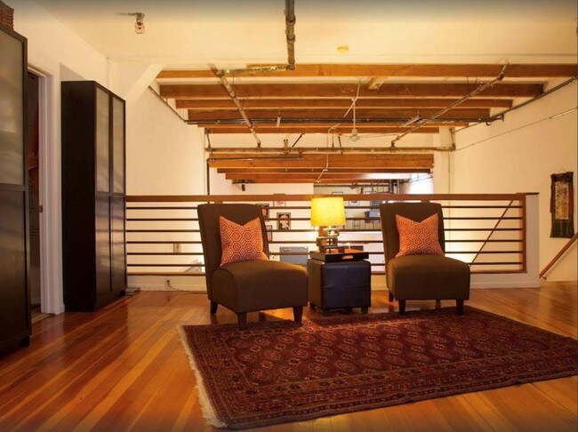 Área de estar tipo loft en el piso superior o área para lo que elija - 1924 Union St Unidad 14