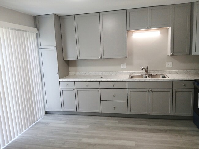 Photo - 746 Oakton Rd