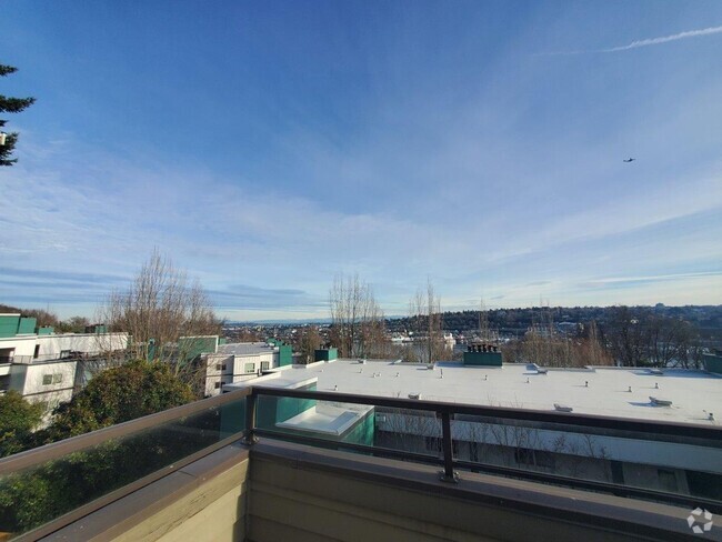 Building Photo - Views, 5 piece bath, private patio, deck, ... Rental