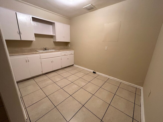 Photo - Spacious 1/1 one story unit in a small 18 unit complex. Unidad 1