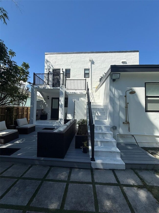 528 NE 70th St Unidad Top