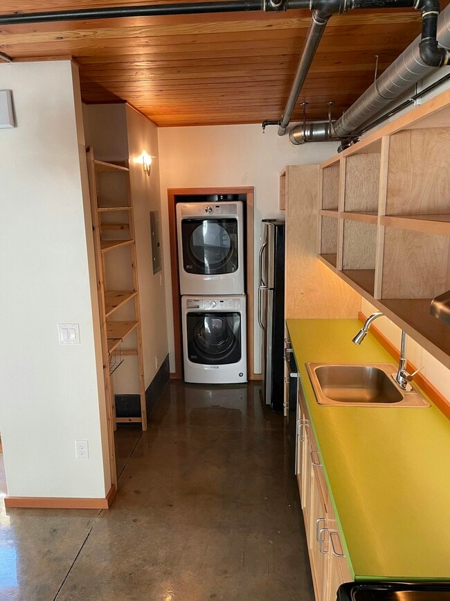 8777 N Lombard St Unidad 8753 Loft 3