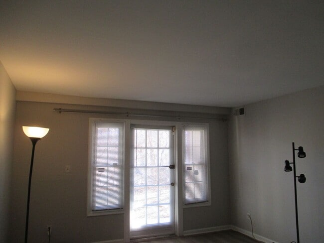 Photo - One Bedroom Condo in Cardinal Forest, Springfield
