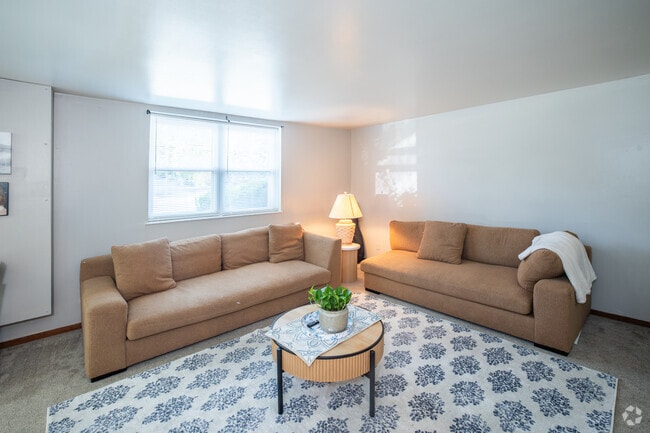 B 1BR, 1BA - 675SF - Living Room
