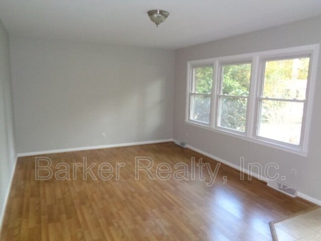 Photo - 309 White Oak Dr