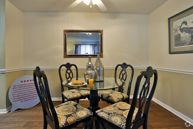 2Bd, 1Ba: 900 Sq Ft
