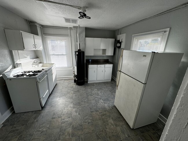 Photo - 2 bedroom house with garage!