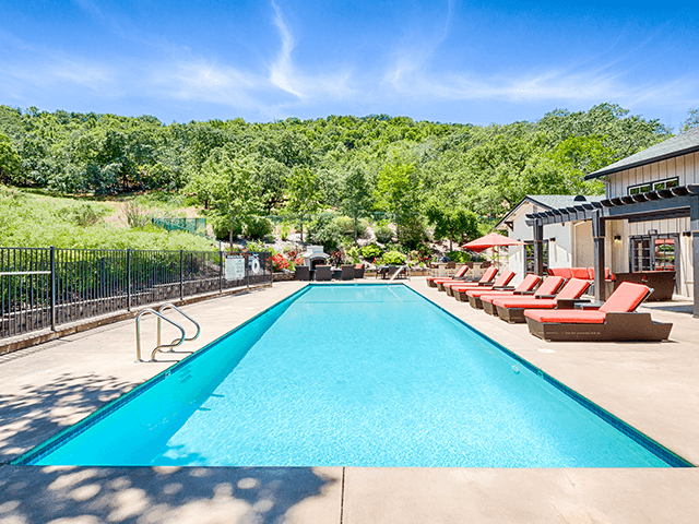 Piscina estilo centro vacacional en Crooked Oak at Loma Verde Preserve, 130 Cielo Lane - Crooked Oak at Loma Verde Preserve Apartme... Apartamentos