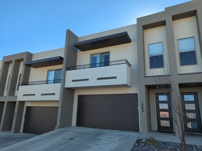 Building Photo - Dog-Friendly 4-Bed, 2.5-Bath Townhome in H...