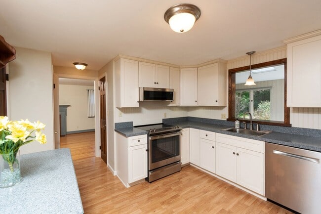 Photo - Beautiful 3 Bed, 2.5 Bath Single Family Colonial for Rent in Manchester!