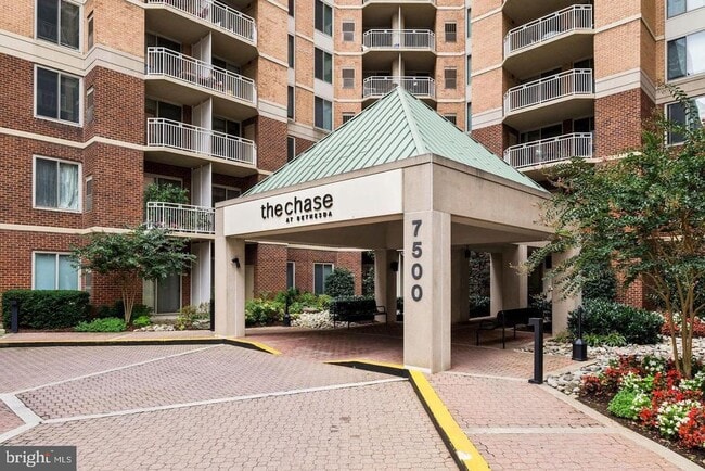 Building Photo - 7500 Woodmont Ave Unit S311
