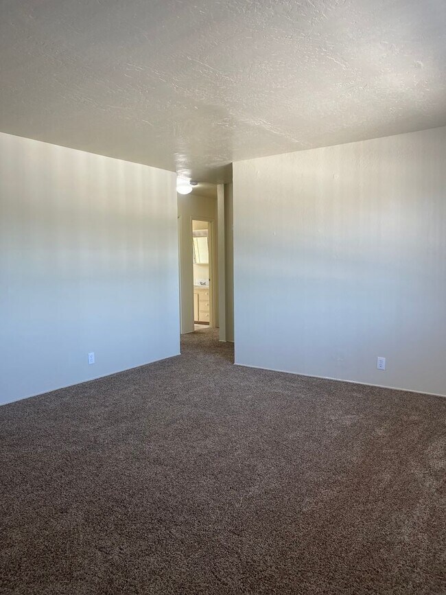 Photo - SPACIOUS 2 BED 1 BATH UPSTAIRS UNIT THAT O... Unidad 1565-08