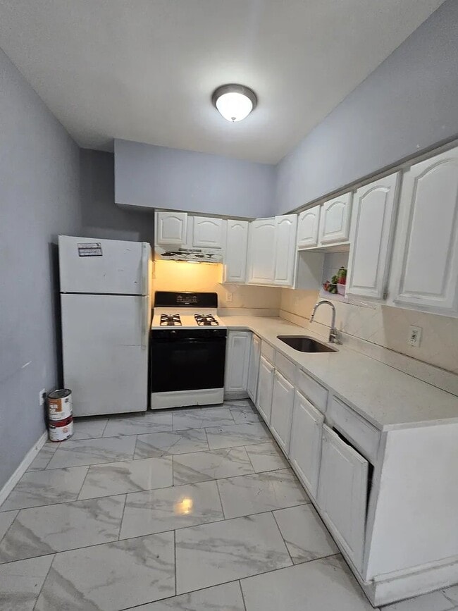 Building Photo - 216 3rd St