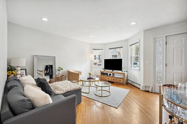 Building Photo - 451 E 8th St Unit 451 Rental