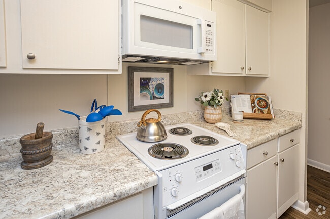 3BR, 2BA - 1,525SF