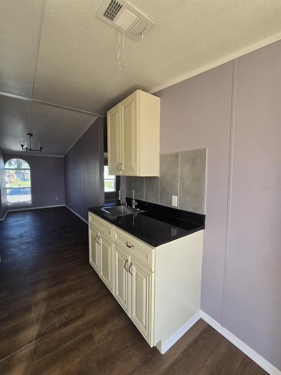 Photo - 617 Lemon St W