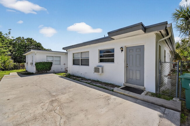 Building Photo - 1172 W 34th St Unit 2