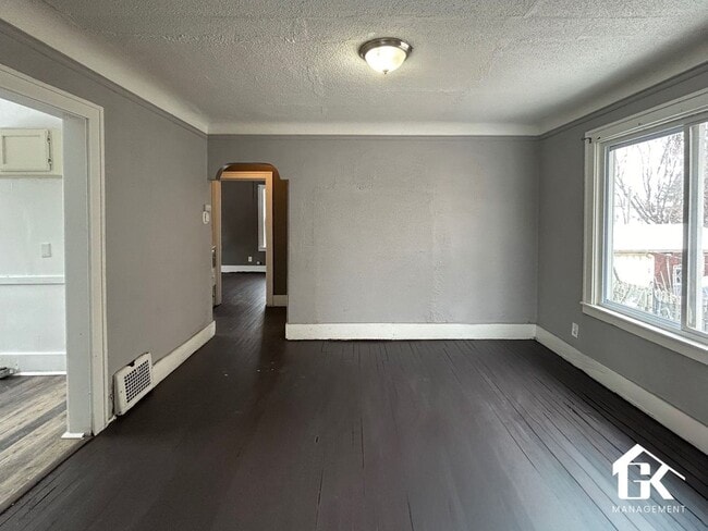 Building Photo - 6885 Mettetal St Unit Upper