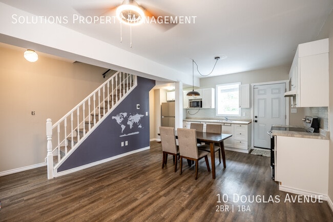 Building Photo - CHARMING UPDATED 2 BEDROOM HOUSE