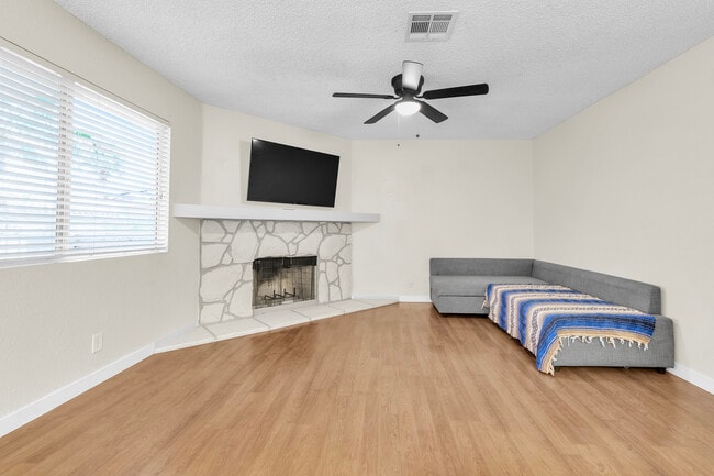 Photo - 924 Falconhead Ln