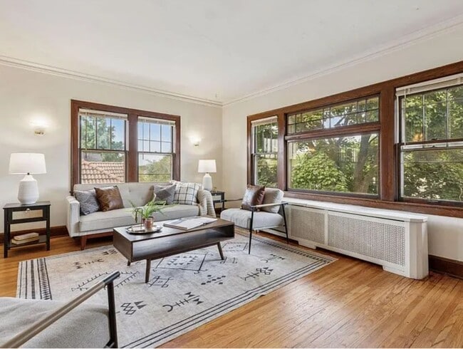 Building Photo - 4215-4215 Cedar Ave S Unit 4213