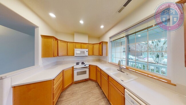 Photo - Beautiful Village Townhome!! Double Garage- Great Sunnyside Location!! Pet Friendly Princeton Vil...