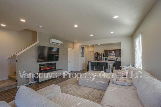 Photo - 2001 NE 4 Seasons Ln