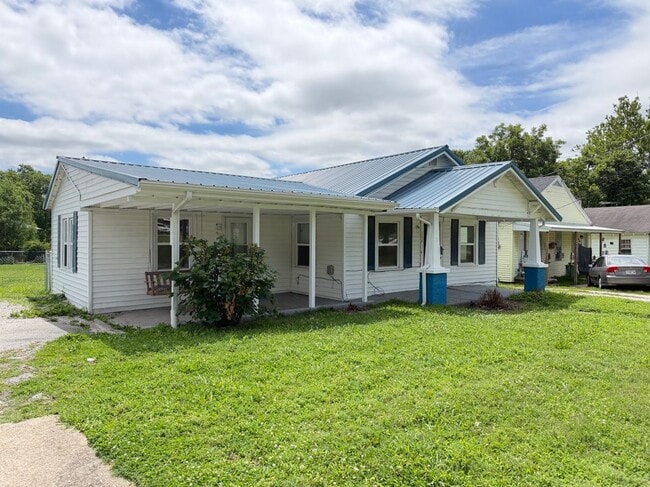 Building Photo - 308 S Lillian Ave