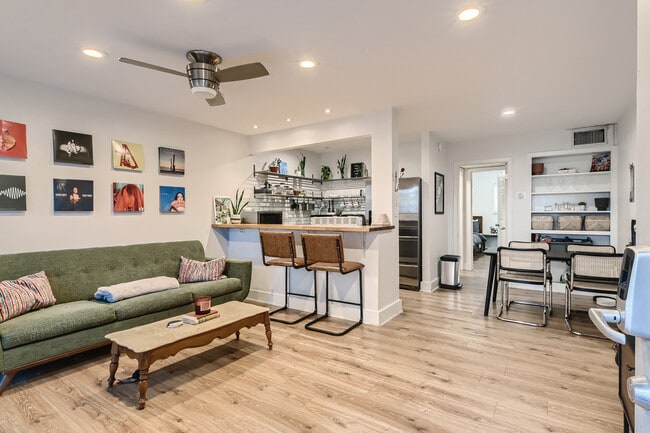 Photo - 1304 Summit St Unidad 114