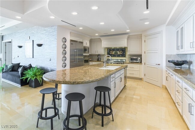 Building Photo - 9101 Alta Dr Unit 505