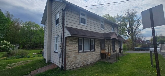 Photo - 3 Bedroom House with large yard and extra space!