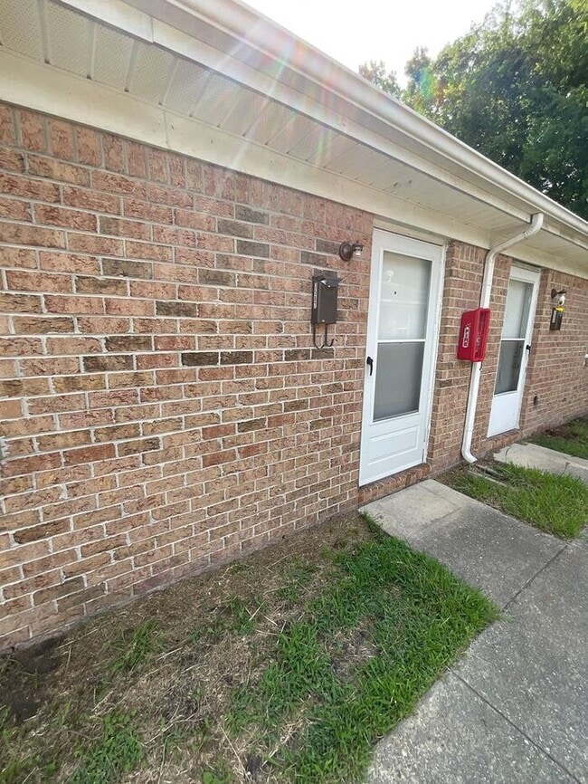 Quiet One Bedroom Apartment off Rodman Ave
