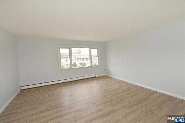 Photo - 421 Leonhardt Dr