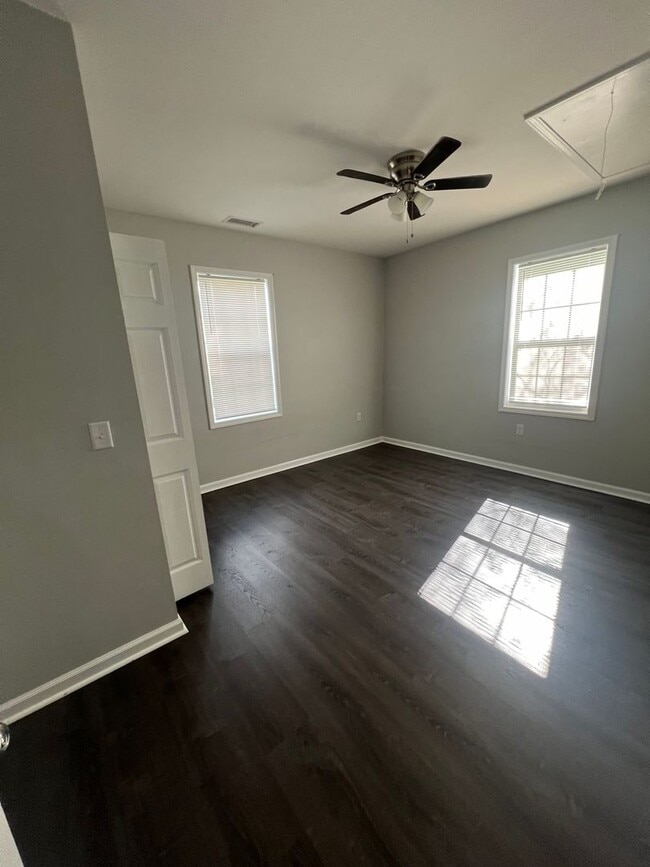 Photo - Newly Renovated 2 bed/1 bath apartment (Downstairs) Unidad A