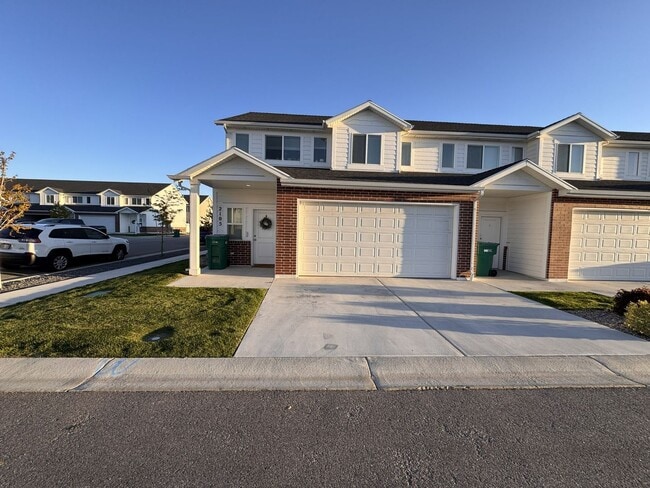 Building Photo - Like-New 3 Bed Townhome (2022) – Garage + Modern Finishes!