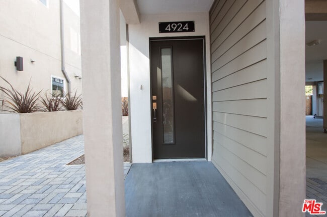 4924 Laurel Canyon Blvd
