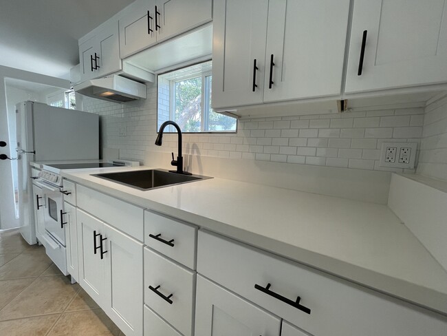 Photo - 5013 W 142nd St