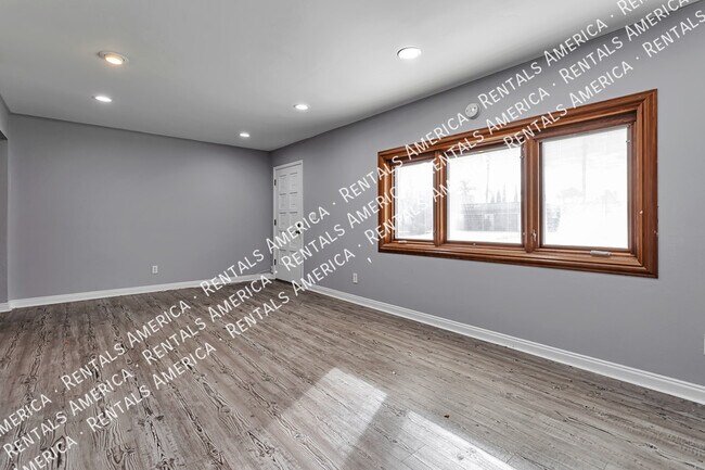 Photo - 2964 E Clarendon Ave