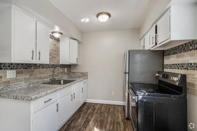 Building Photo - Lovely 2-Bed/1-Bath Townhouse – 850 sq. ft... Unit 2