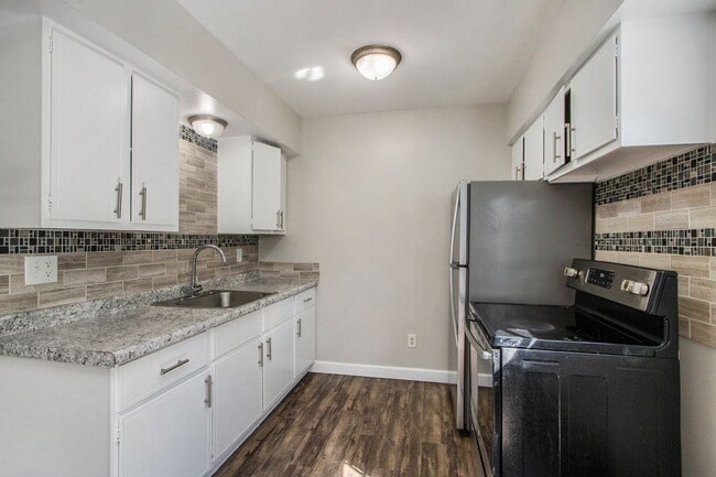 Lovely 2-Bed/1-Bath Townhouse – 850 sq. ft... - Lovely 2-Bed/1-Bath Townhouse – 850 sq. ft... Unit 2