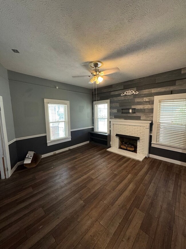 Photo - 202 Church Ave SE