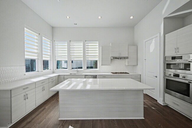 Photo - 381 E Greenbriar Ln