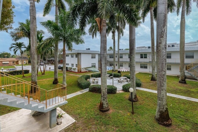 Building Photo - 6211 SW 37th St Unit 211