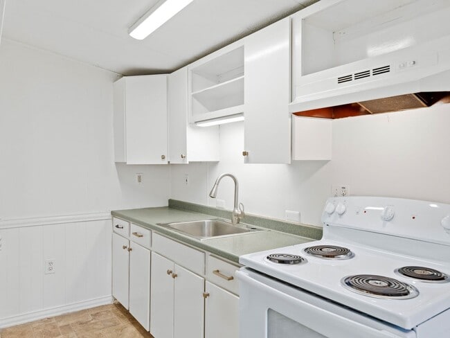 Building Photo - For Rent | Charming 2-Bedroom Home with Bonus Room & Screened-In Porch in Berlin